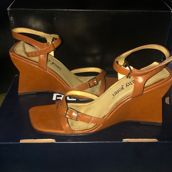 Caramel open toe wedge sandal - Picture 2 of 3